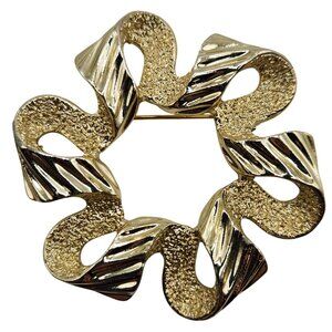 Vintage 1970s Sarah Coventry Ribbonette Gold Tone Brooch Pin‎ Signed Textured